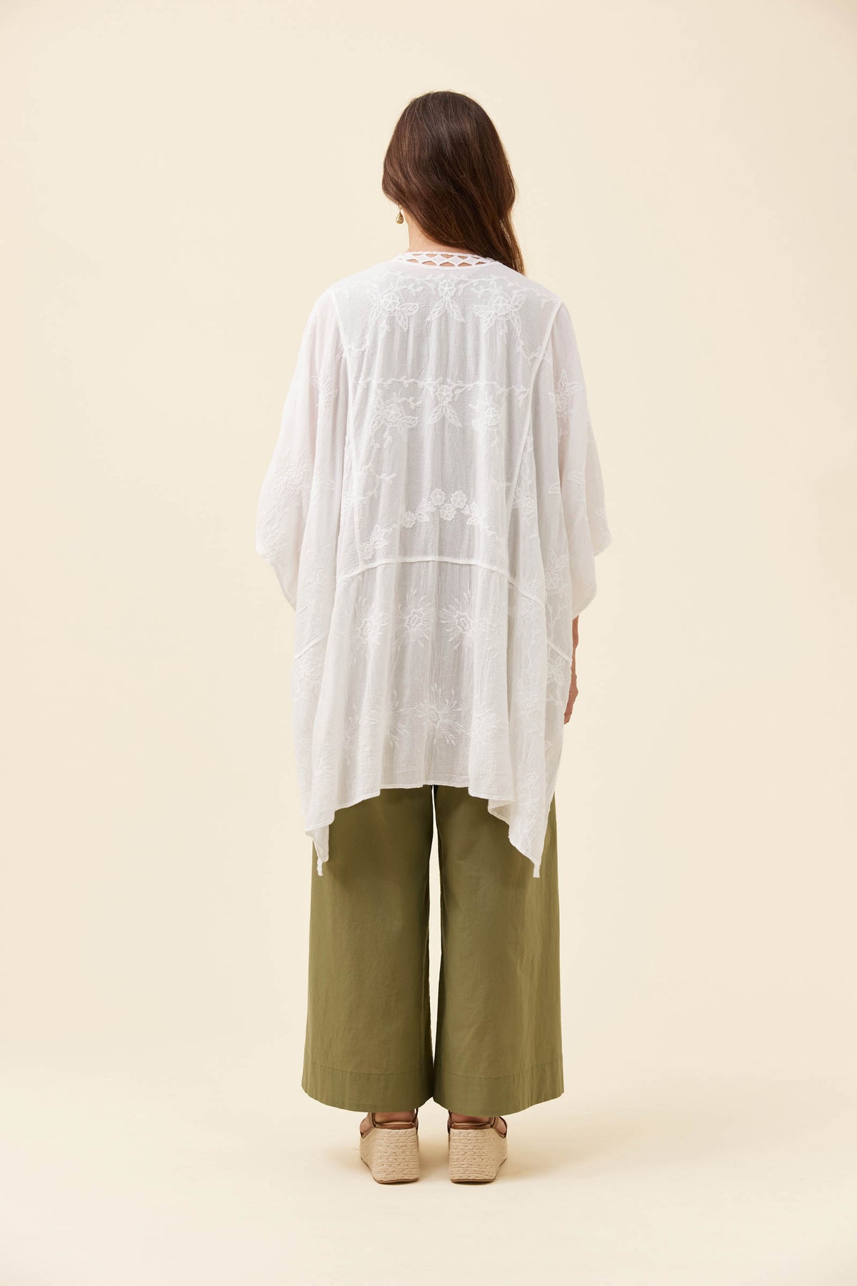 ISLE OF MINE - Elodie Cape - White
