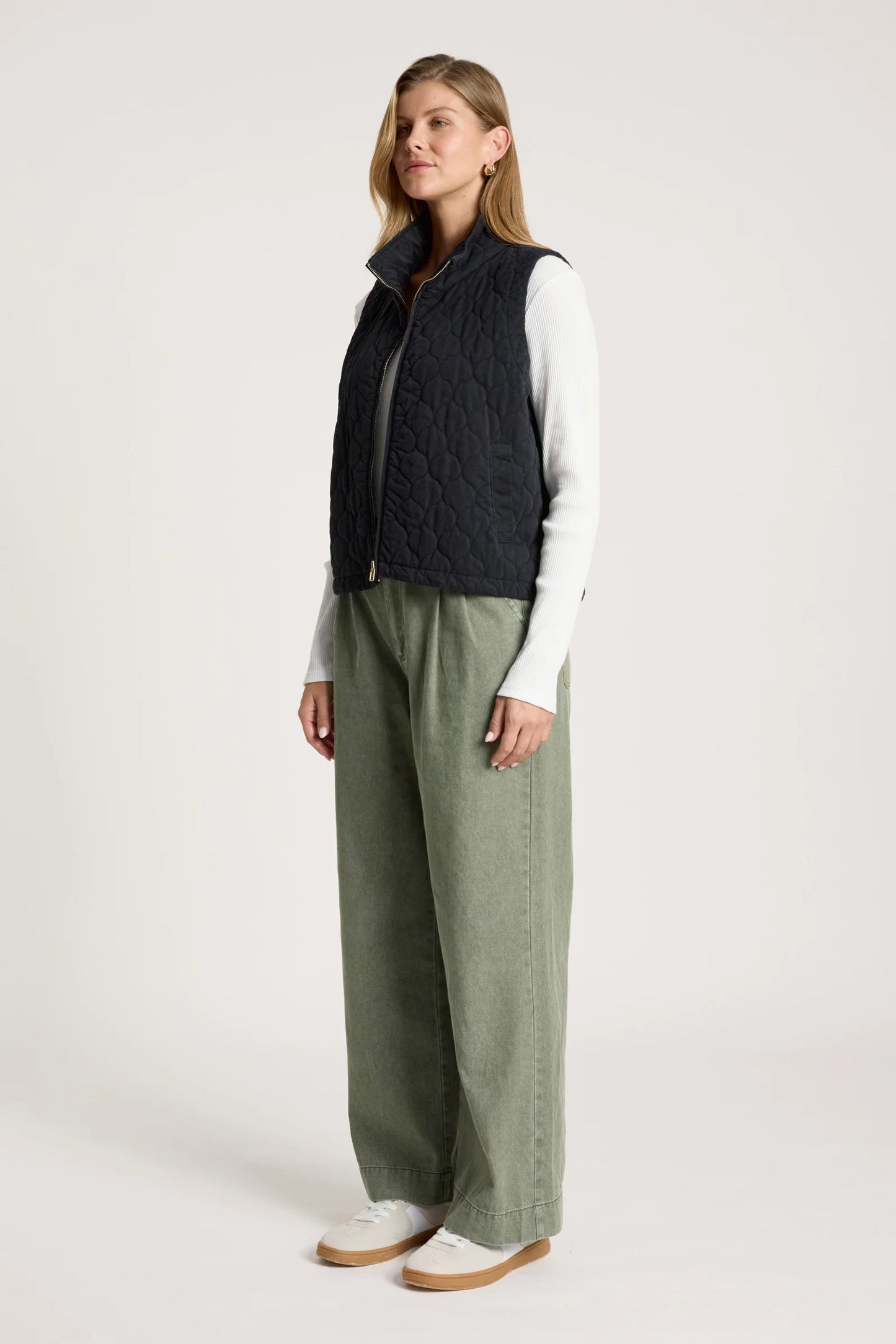 EB+IVE - Sansi Quilted Crop Vest - Black