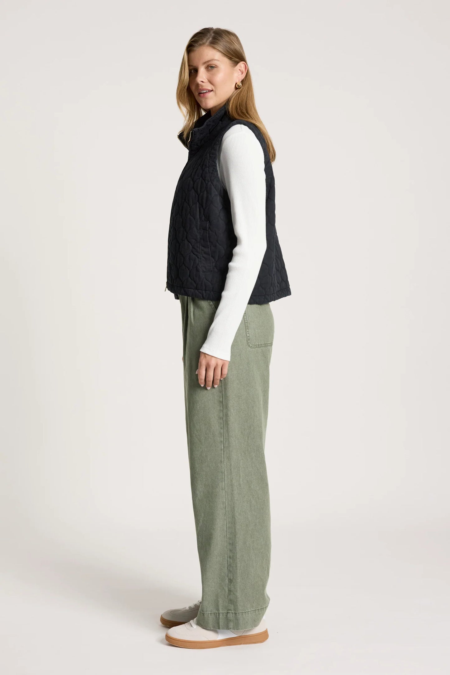EB+IVE - Sansi Quilted Crop Vest - Black