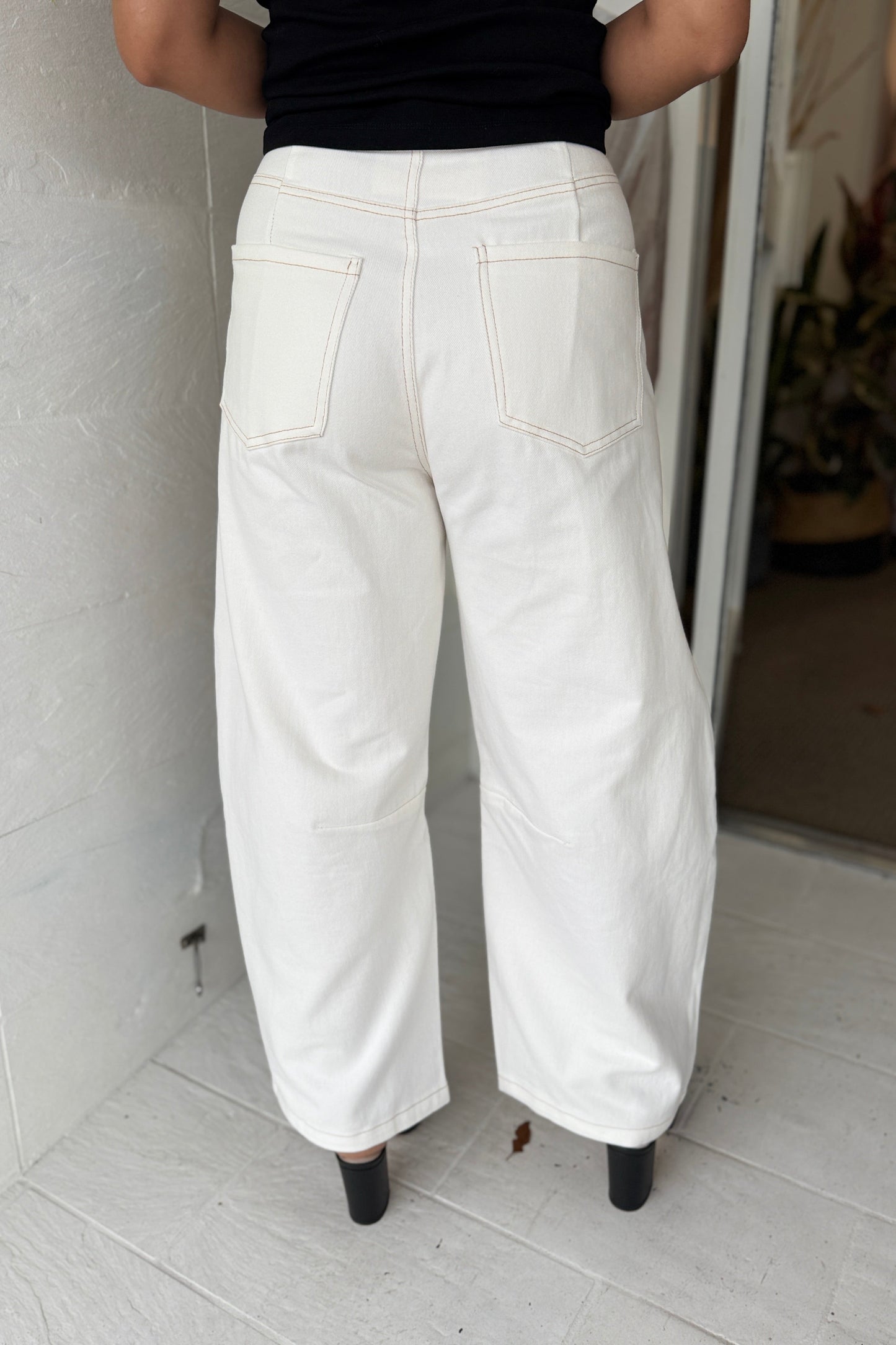 Mia Barrel Leg Jeans - White