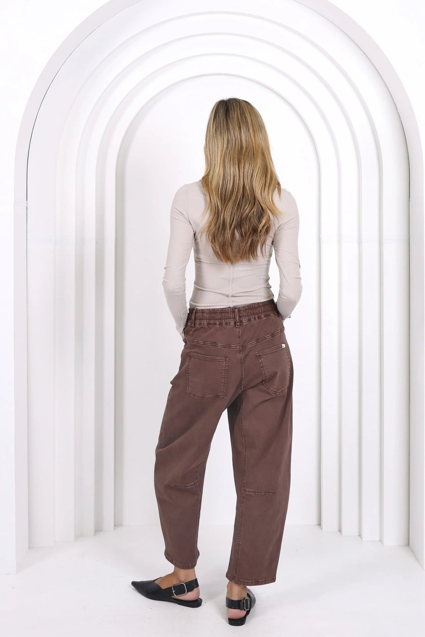 MONACO DENIM - Leo Barrel Jeans - Chocolate