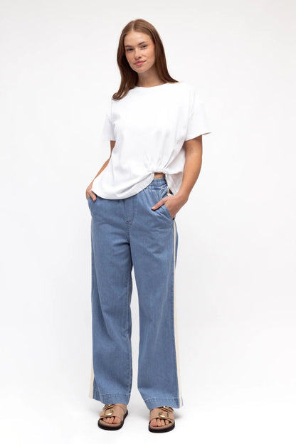Sporty Chic Pant - Light Wash